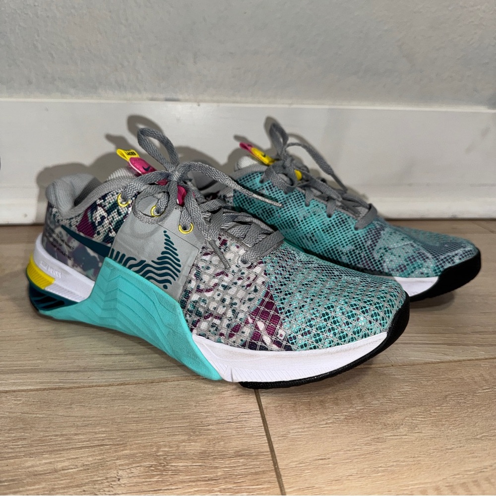 Women’s Nike Gray and Teal Metcon Sneakers Size 7